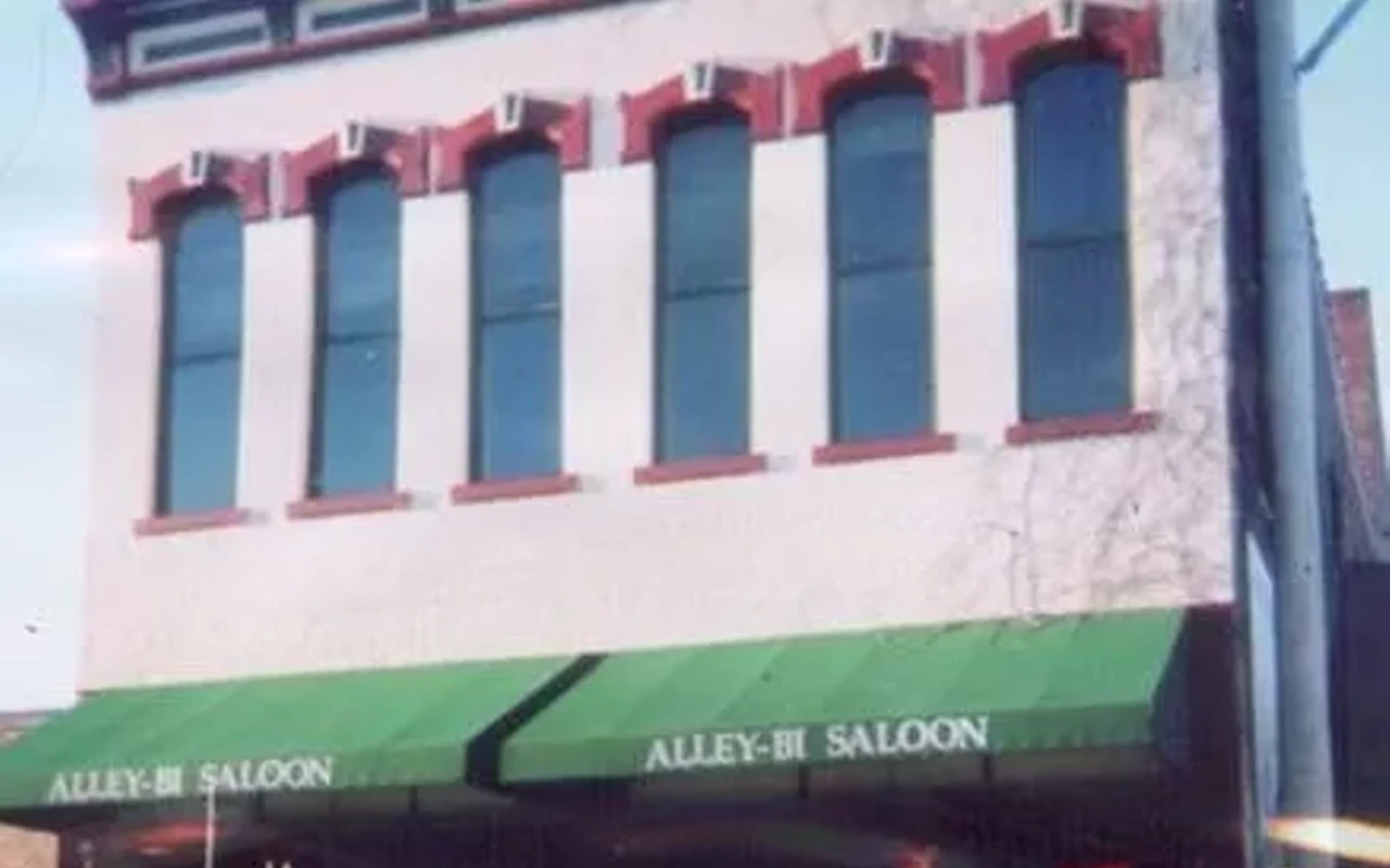 Image: Alley - Bi Saloon
